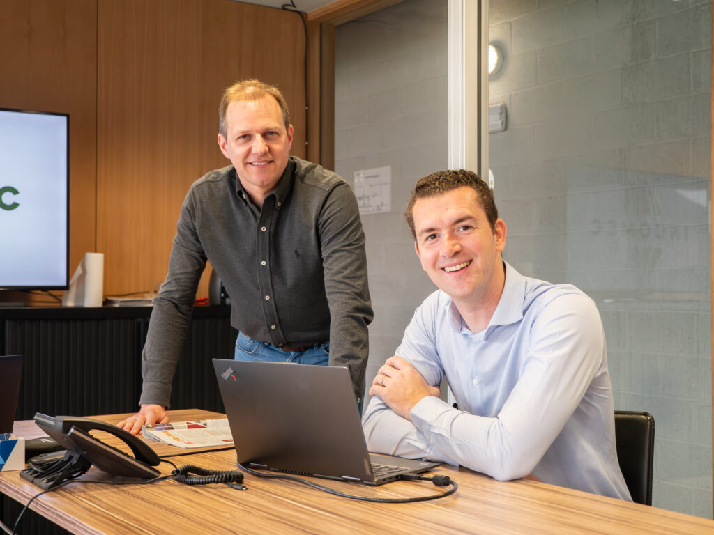 Medewerkers van Incomec in overleg over machines en oplossingen voor de productie van gepofte granen en snacks